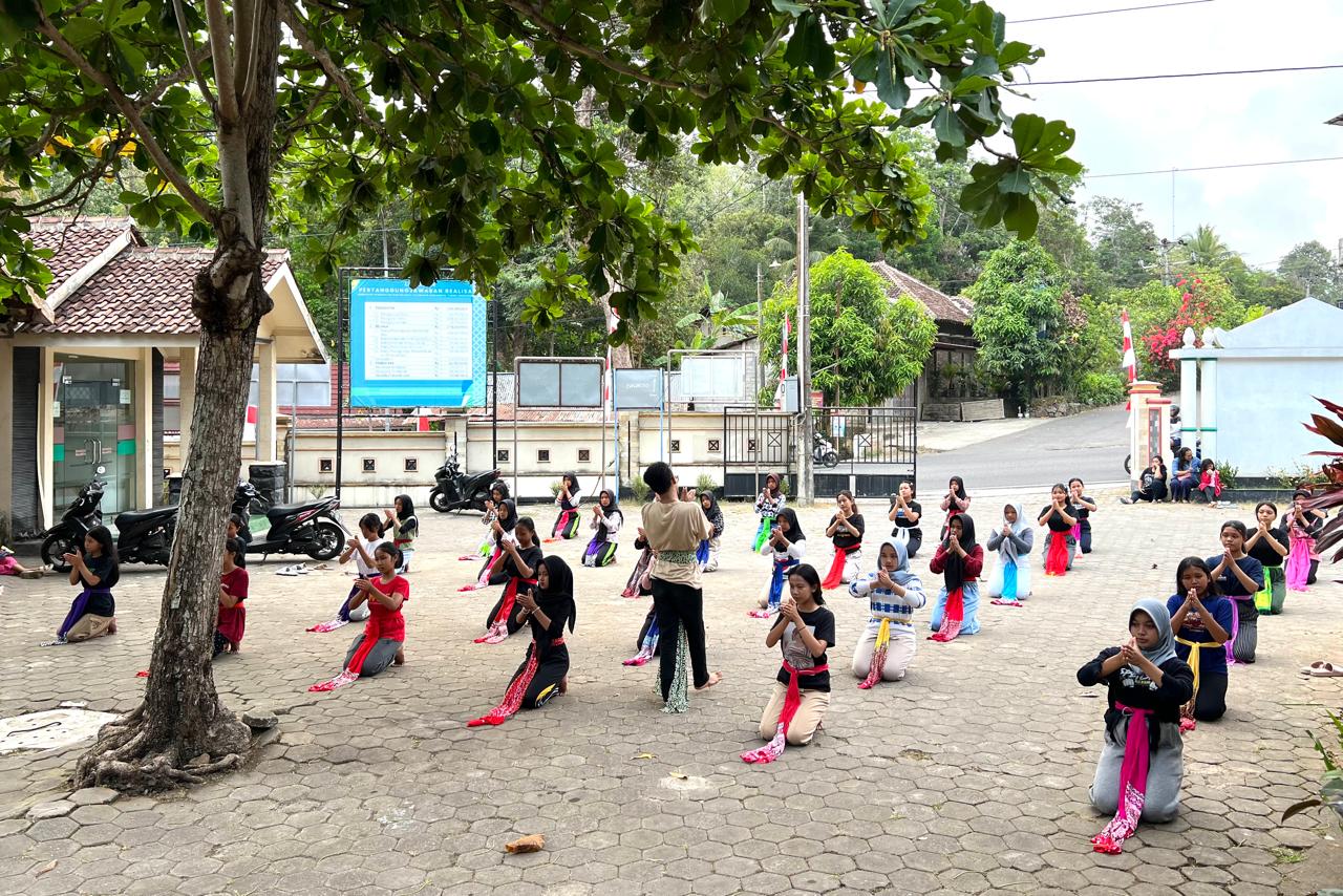 Latihan Perdana Sanggar Budaya Gebang Kencana